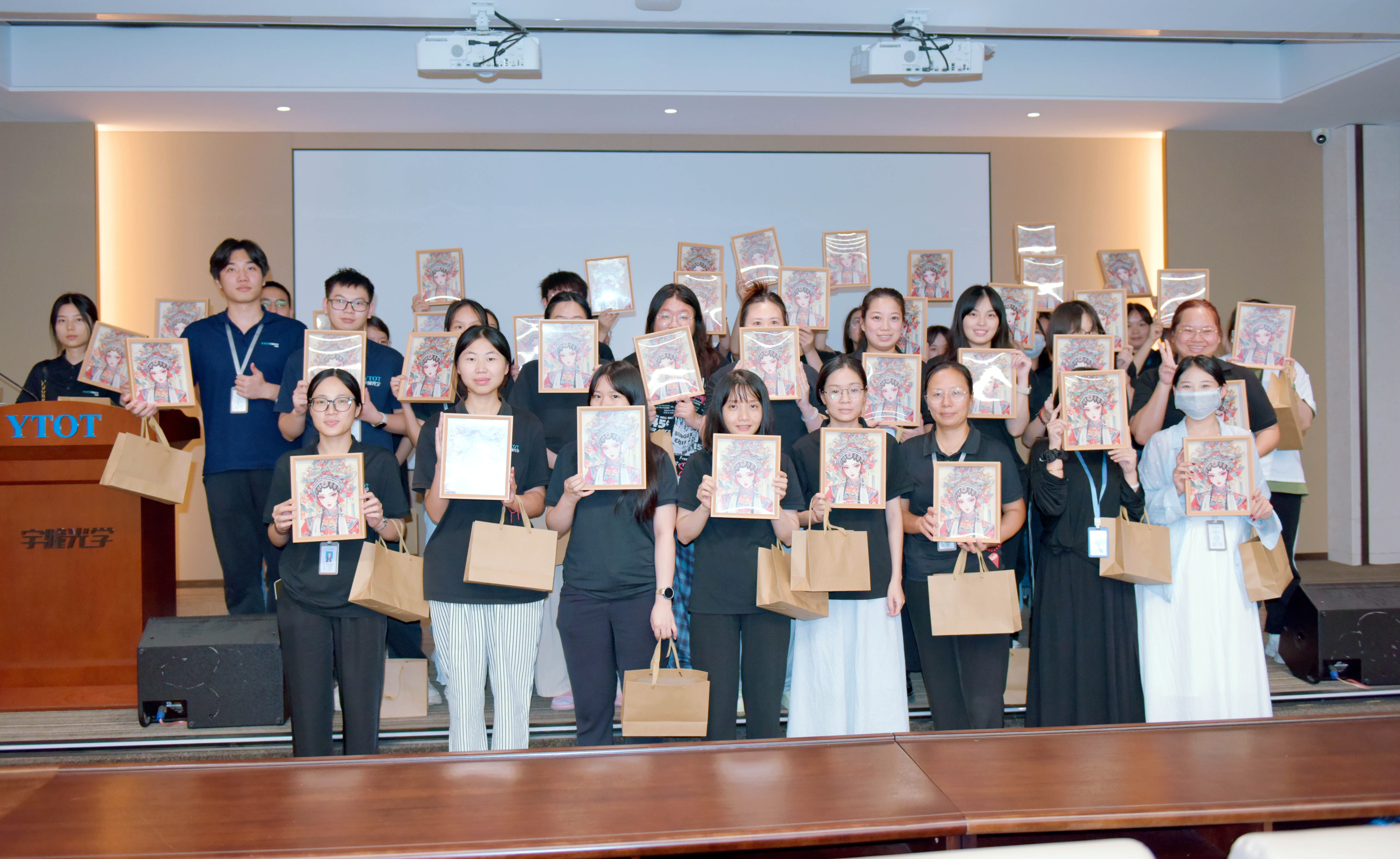 宇瞳光學(xué)國(guó)潮立體畫DIY活動(dòng)